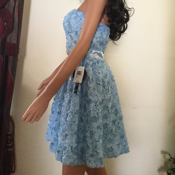 unique brand new 3D flower intricate design dress for sale - Picture 2 of 4